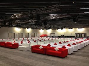 White 3er Sofa bodenlang 4